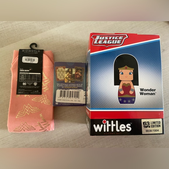 Brand New:Wonder Women bundle-DC WW pink socks, WW Playing Cards & SDCC WW 2018 - Picture 3 of 9